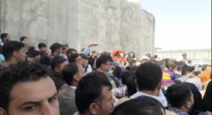 Folla di disperati cercano di arrivare all'aeroporto di Kabul
