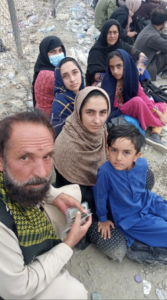 Un afgano con i documenti ch spera di poter usare per portare in salvo donne e bambini da Kabul