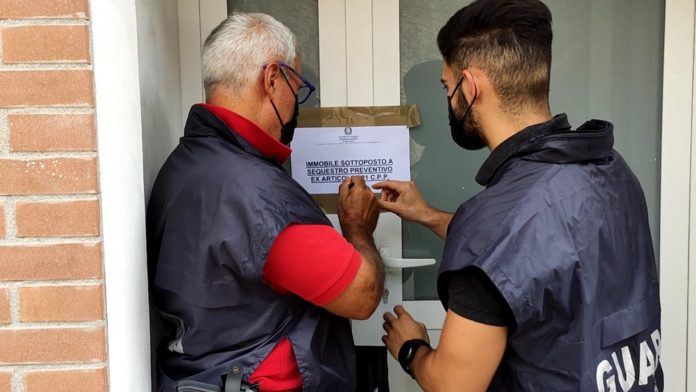 Sigilli in operazione di sequestro GdF Sigilli in operazione di sequestro GdF