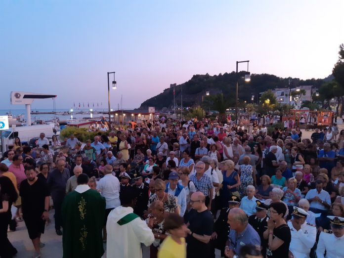 Una foto (sullo sfondo Monte d'Oro e il porto turistico) dell’edizione 2019 della Festa del Mare “Arrivederci a Scauri”, l'ultima pre Covid