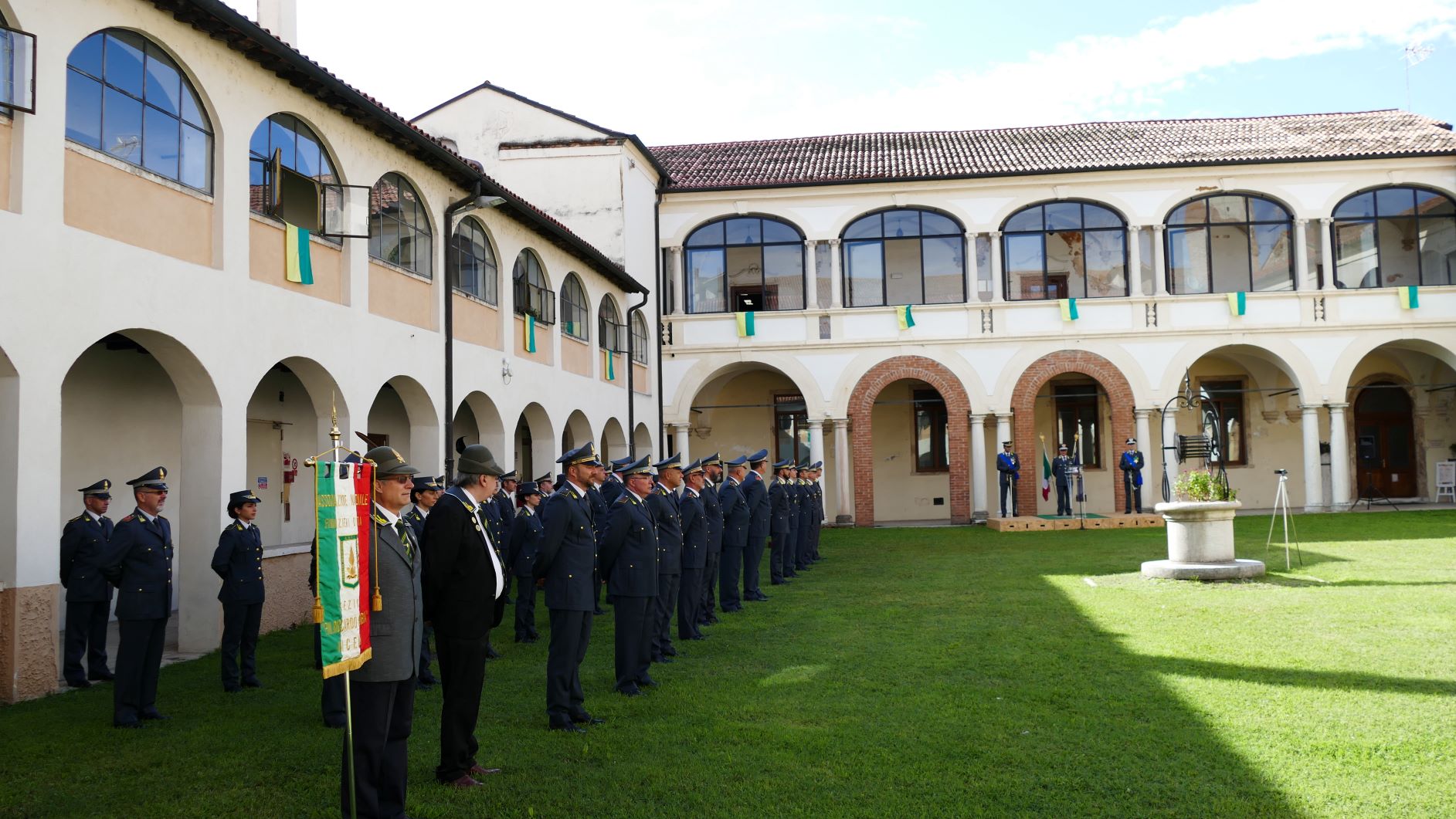 Una rappresentanza di militari dei Reparti della GdF di Vicenza e di personale in congedo della locale Sezione Associazione Nazionale Finanzieri d’Italia di Vicenza