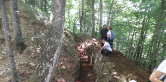 Lavori in corso nelle Prealpi vicentine: prende forma l’Alta Via della Grande Guerra. L’unione delle 4 montagne stilizzate dà vita al logo di progetto Caposaldo italiano Monte Alba (Pasubio) ago21