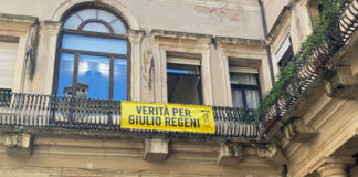 Nel cortile di Palazzo Trissino a Vicenza nuovo striscione giallo “Verità per Giulio Regeni”