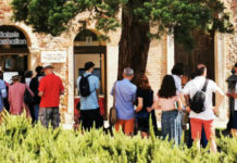 Turismo nel Vicentino, cibo prima voce di spesa in estate secondo Confcommercio Vicenza Code all'ufficio turistico di Vicenza di piazza Matteotti in agosto turismo vicentino
