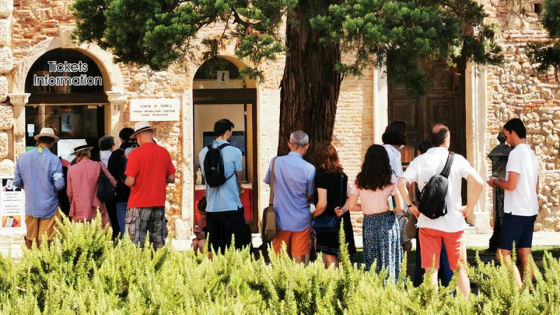 Code all'ufficio turistico di Vicenza di piazza Matteotti in agosto Code all'ufficio turistico di Vicenza di piazza Matteotti in agosto