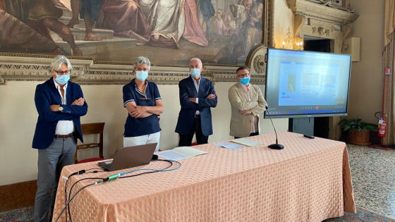 Nella foto (progetto Worthy) Cristina Tolio, il dirigente scolastico dell’istituto Piovene Aldo Del Pari, e dirigenti e funzionari comunali di Vicenza