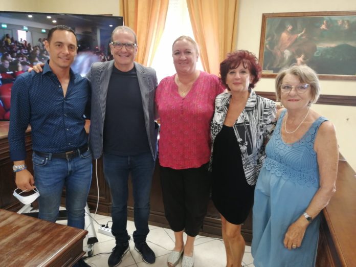 Sindaco Cosmo Mitrano e l’Assessore al turismo Angelo Magliozzi con Rosemonde Artasone Ziri e Daniela Forestier del comitato di gemellaggio di Gaeta e Frontignan accompagnate da Lina Senese