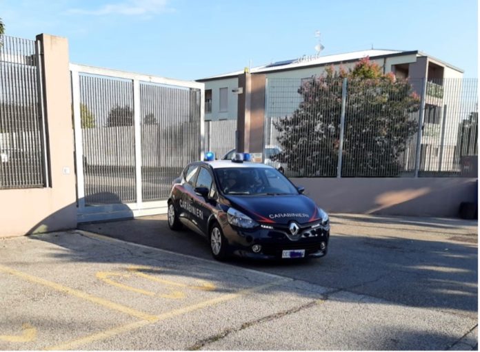 Carabinieri all'ingresso della casa circondariale di Vicenza a S. Pio X