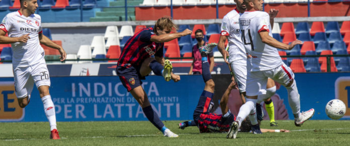 Cosenza vs Vicenza, un'immagine di gioco (Foto per Lega B di Francesco Arena/LaPresse 12 Settembre 2021)