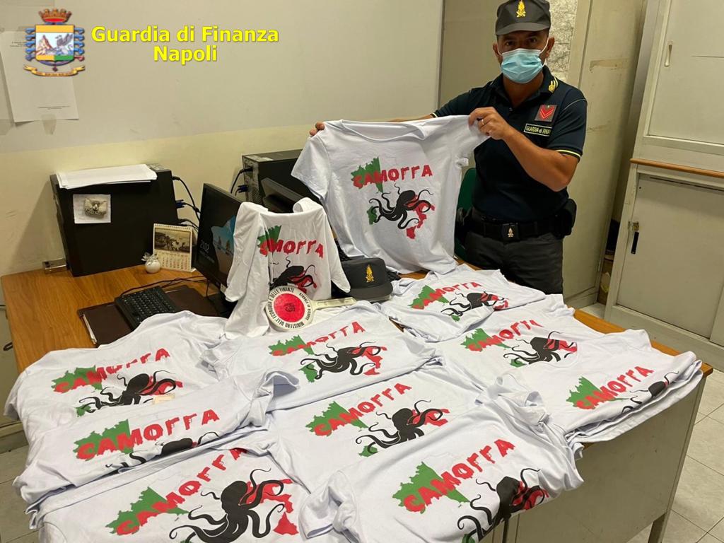 GdF di Napoli individua e sequestra t-shirt che inneggiano alla camorra