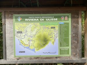 All'ingresso della spiaggia dei Sassolini la mappadella Riviera di Ulisse nel cui ambito c'è il Parco di Gianola e Monte di Scauri