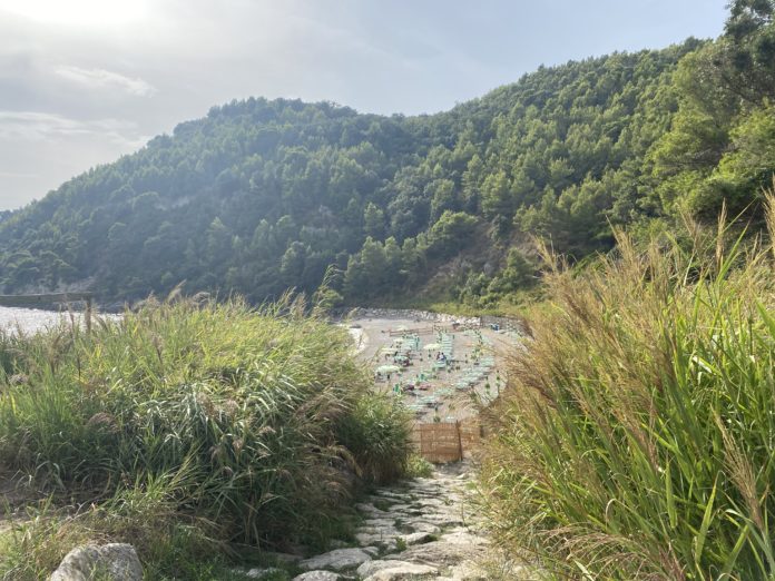 Spiaggia dei Sassolini di Scauri (vista da un sentiero di accesso dal Monte di Scauri)