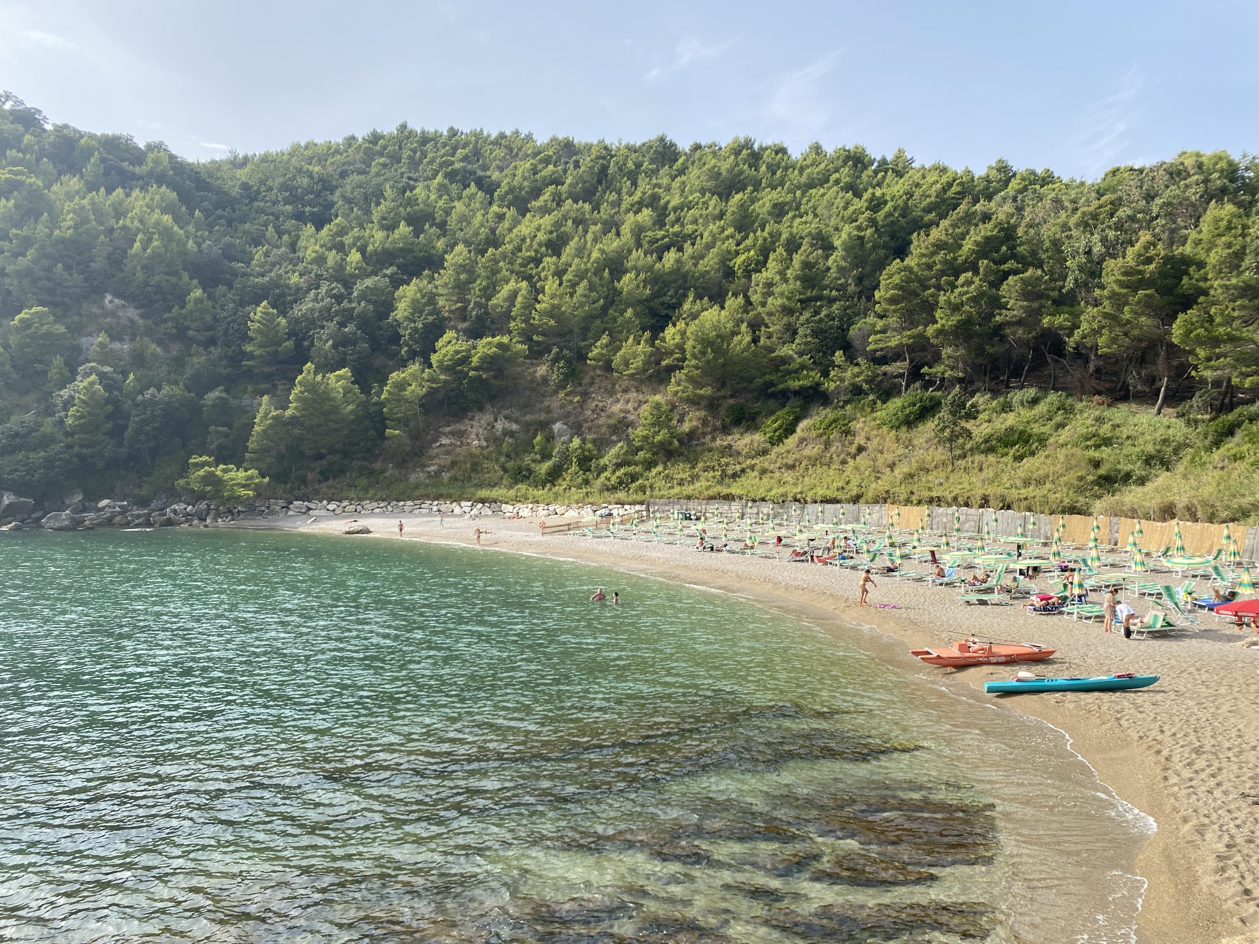 Le acque cristalline della spiaggia dei Sassolini a Scauri