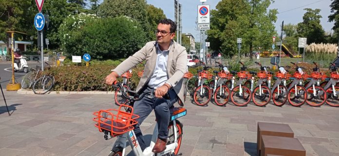 Il sindaco Rucco su una e-bike