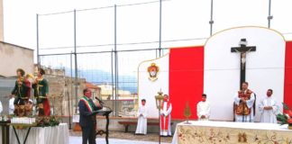 Il sindaco di Gaeta Cosimino Mitrano affida la città ai Ss. Cosma e Damiano e ricambia gli auguri a tutti i Cosmo e Damiano Il sindaco di Gaeta Cosimino Mitrano e la cerimonia in onore dei Ss. Cosma e Damiano