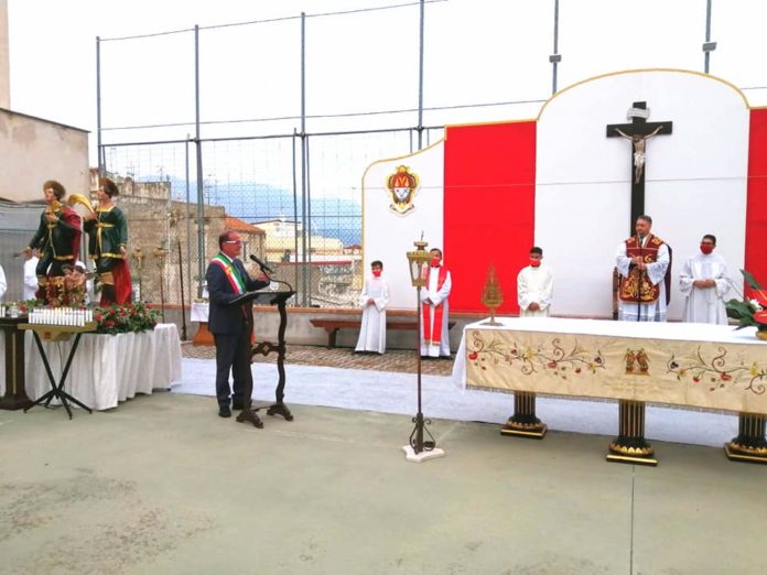 Il sindaco di Gaeta Cosimino Mitrano e la cerimonia in onore dei Ss. Cosma e Damiano