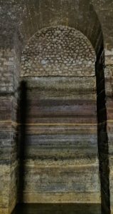 Una parete del Cisternone: in alto l'opus incertum, in basso i segni lasciati dai detriti nel corso dei secoli