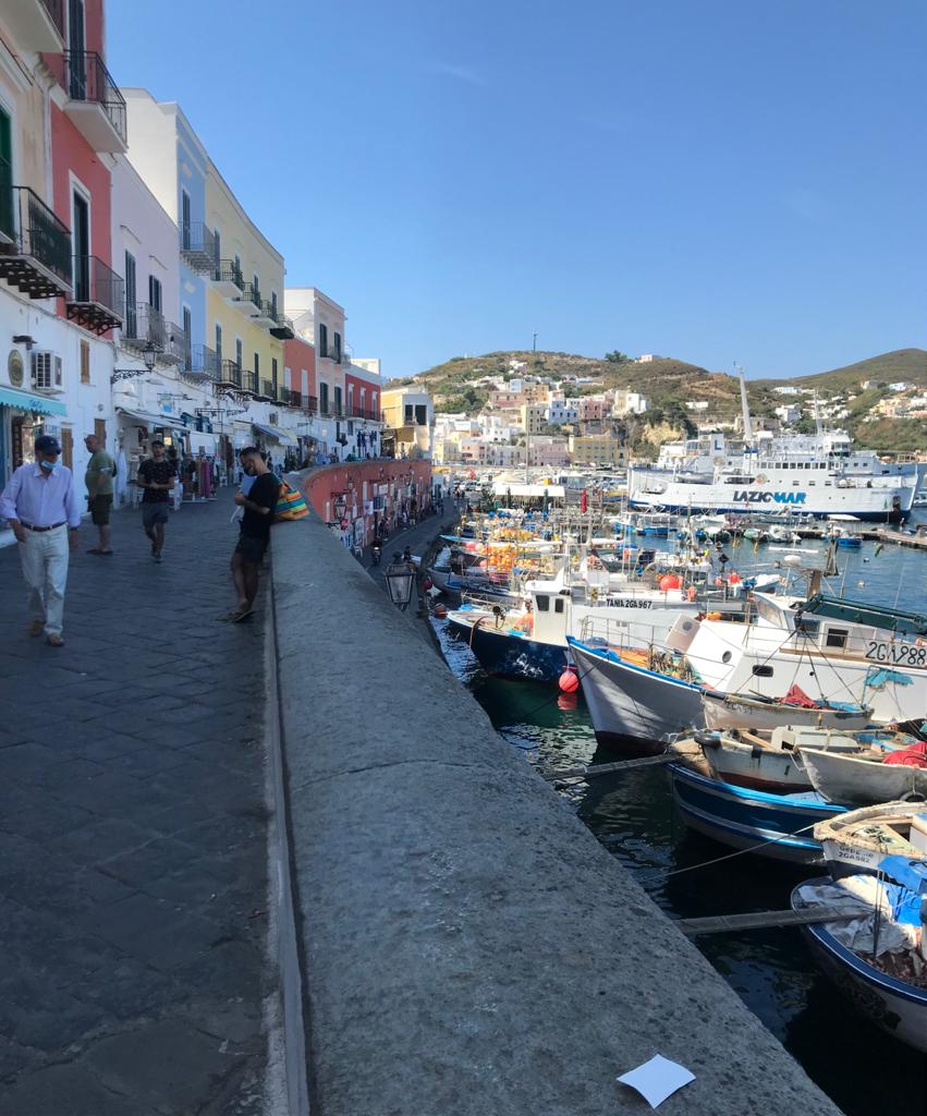 L'emozione di una passeggiata lungo il poeto di Ponza (foto di Luigi Jodice per ViPiù)