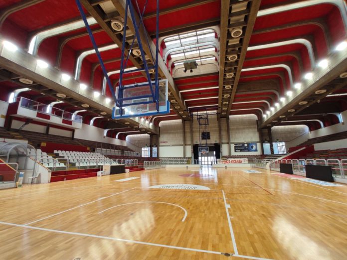 Palasport di via Goldoni a Vicenza con le nuove luci a led