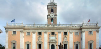 Il governo finge di aiutare i comuni metropolitani: è il convincimento di Rifondazione Comunista Uno dei comuni metropolitani, Roma. Piazza del Campidoglio (Roma)