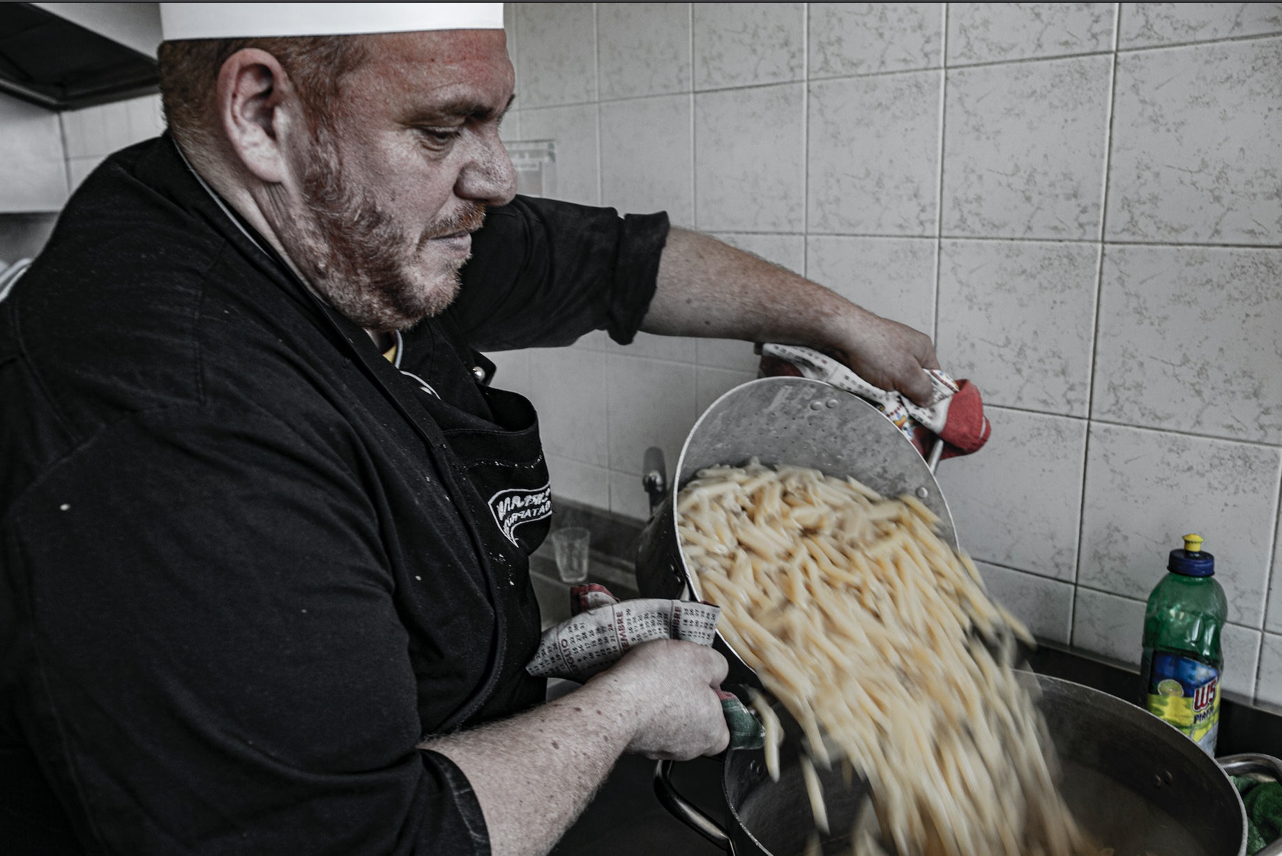 Preparazione pasta di un volontario della comunità di don Benzi