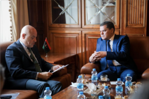 Claudio Descalzi, Amministratore Delegato di ENI e Abdulhamid Dbeibah, neo Primo Ministro del Governo di Unità Nazionale della Libia, durante il loro incontro a Tripoli il 21 marzo (Fonte: account Twitter di ENI).