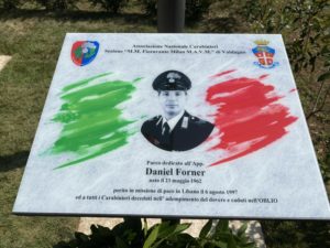  Targa con dedica all'Appuntato Daniel Forner, Carabiniere Paracadutista classe 1962, caduto in missione in Libano nel 1997