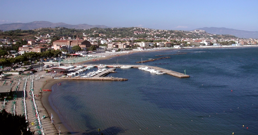 Una vista da Monte d'Oro, dove Nono Manfredi aveva una villa, della spiaggia di Scauri con Minturno in cima ad una collina