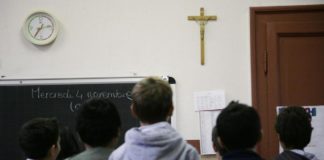 Corte di cassazione stabilisce che a scuola non vale il principio di maggioranza. “Filosofia in Agorà”: alla ricerca di un accomodamento ragionevole Cassazione su crocifisso e accomodamento ragionevole