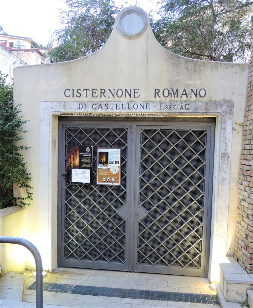 L'ingresso alla cisterna, nel rione di Castellone di Formia