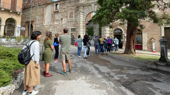 In coda davanti allo Iat di Vicenza In coda davanti allo Iat di Vicenza
