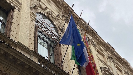 Bandiere a mezz’asta a Vicenza (palazzo Trissino)