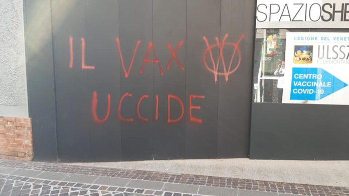 Scritte no vax a Schio