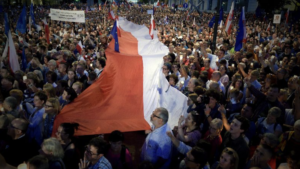 Decine di migliaia di polacchi in piazza contro la “Polexit”