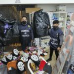 Prodotti a tema “Halloween” a Schio, Gdf Vicenza: sequestrati quasi 1800 non sicuri tra accessori, capi d’abbigliamento e decorazioni GdF Vicenza sequestra prodotti insicuri a tema Halloween