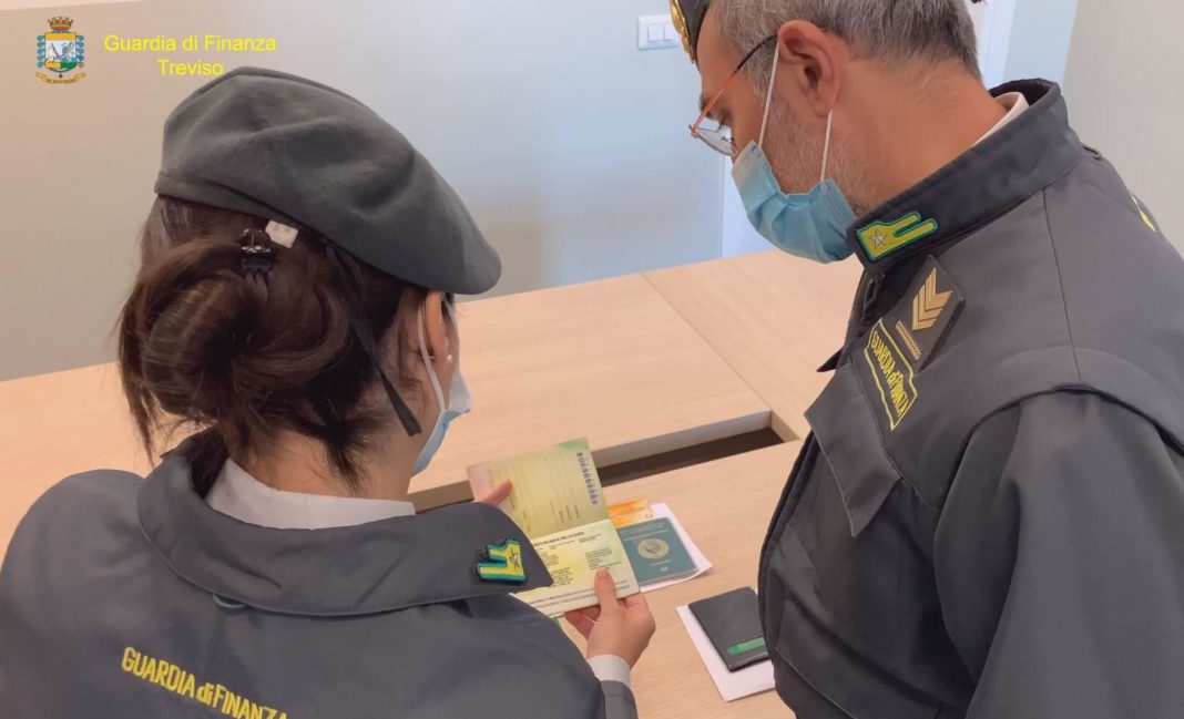 GdF individua passaporti e documenti falsi utilizzati da passeur per immigrati clandestini