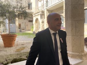 Il sindaco di Minturno Gerardo Stefanelli, nel cortile del palazzo comunale