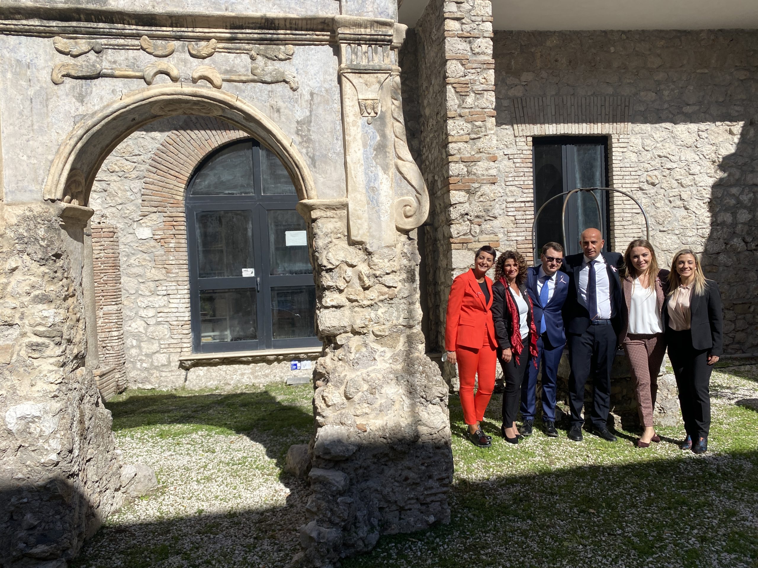 Il sindaco di Minturno con i suoi assessori nel cortile del palazzo comunale. da Sx Pragliola, Alicandro, Orlandi, sindaco Stefanelli, Venturo, Pelle