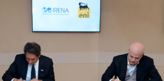 Eni e l’Agenzia Internazionale per le Energie Rinnovabili avviano una partnership per accelerare la transizione energetica Firma accordo ENI-IRENA Claudio Descalzi, Francesco La Camera