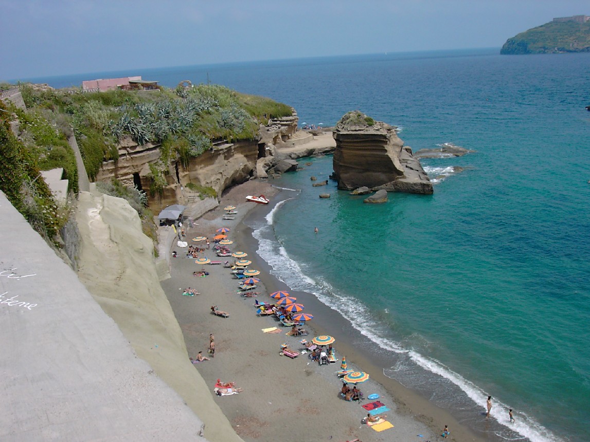 La Spiaggia di Cala di Luna a Ventotene