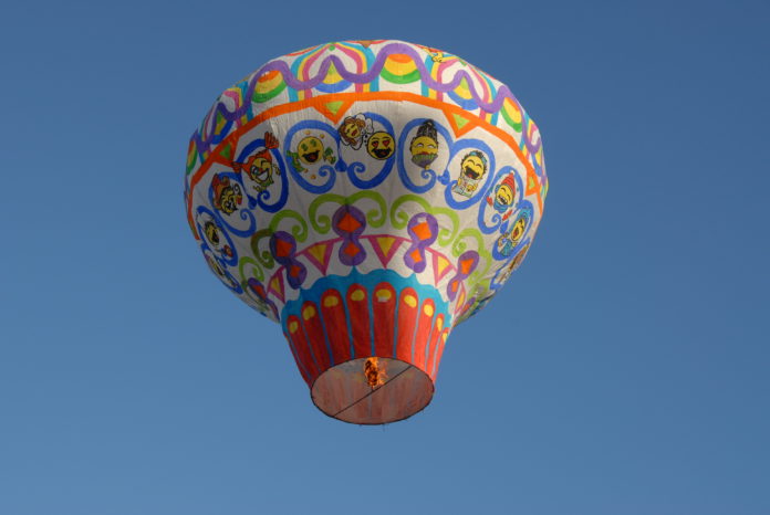 Lancio di una mongolfiera a Ventotene (fonte: Wikimedia Commons)