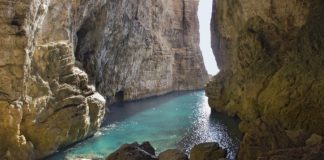 Gaeta, la leggenda sull’origine della Montagna Spaccata Gaeta, la Montagna Spaccata; credits: prolocoroma