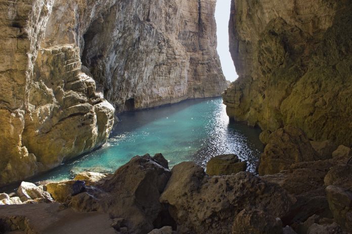 Gaeta, la Montagna Spaccata; credits: prolocoroma