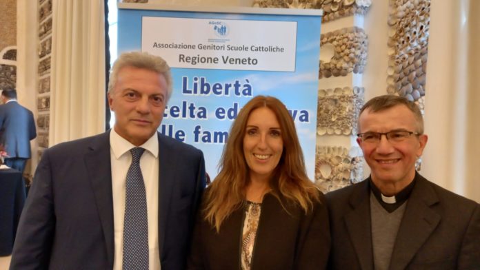 Nella foto a sinistra Silvio Corso (presidente regionale dell’AGeSC) e a destra don Domenico Consolini (delegato dalla Conferenza Episcopale del Triveneto per i rapporti con le scuole cattoliche).