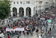 Dietro front sul Green Pass rafforzato agli ultra cinquantenni, Maria Teresa Turetta (CUB PI Nazionale): il Governo boccia se stesso No green pass sfilano a Trieste (foto Il Piccolo)