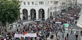 Dietro front sul Green Pass rafforzato agli ultra cinquantenni, Maria Teresa Turetta (CUB PI Nazionale): il Governo boccia se stesso No green pass sfilano a Trieste (foto Il Piccolo)