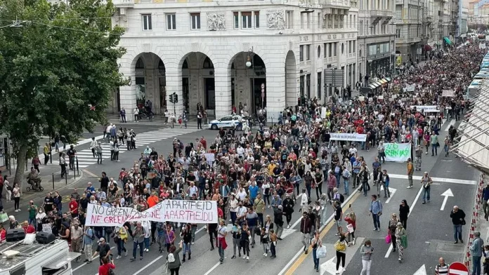 No green pass sfilano a Trieste (foto Il Piccolo)