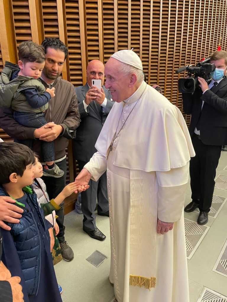 Papa Francesco con una rappresentanza di Afgani (foto di Paola Farina per ViPiu.it)