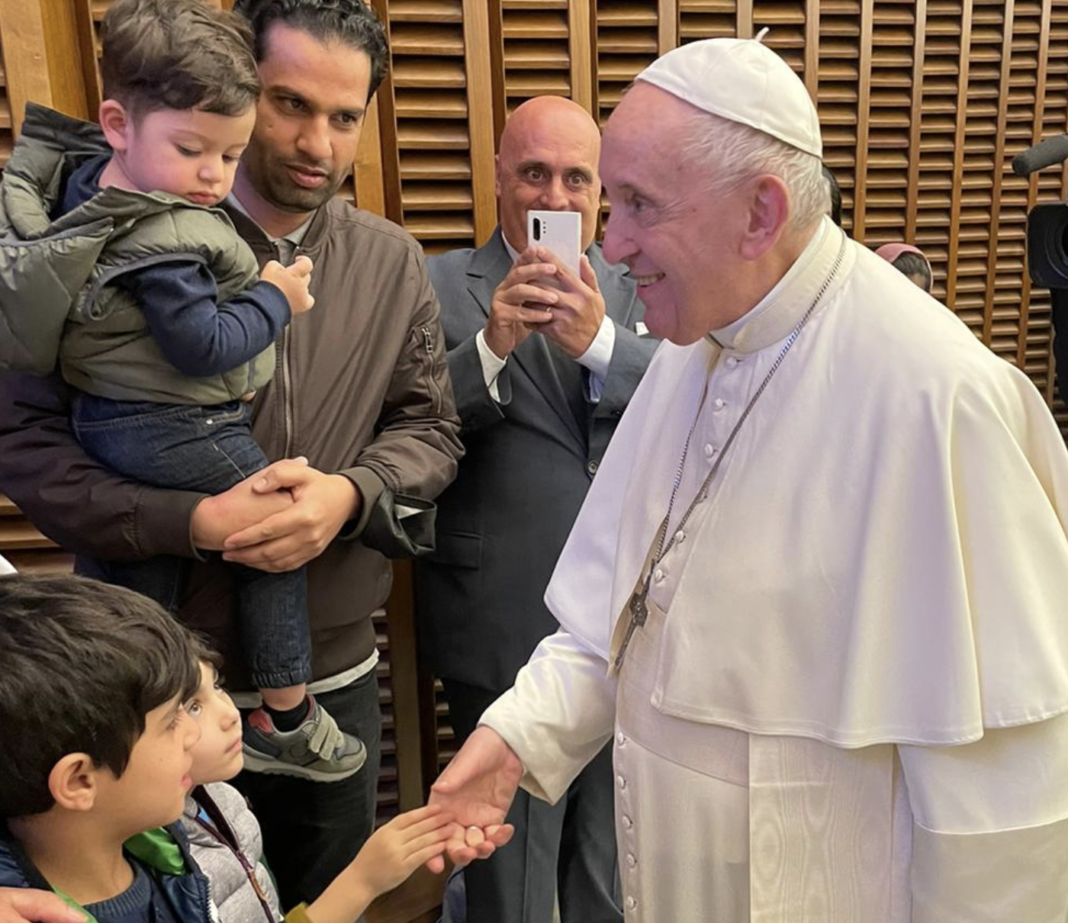 Papa Francesco ha incontrato una delegazione di afgani portati in salvo dalla italiana Ciano International (foto di Paola Farina per ViPiu.it)