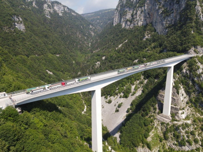 Ponte Valgadena, Viabilità uno dei ponti con prove di carico (foto di luglio 2020)